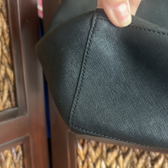 Tory Birch classic black bag needs reserected🌸 bottom and inside like new - Picture 6 of 8